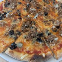 Veggy pizza with added beyond meat at Roots Cafe in Cascais