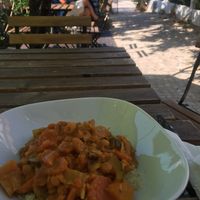 Curry de vegetais com quinoa  at Roots Cafe in Cascais