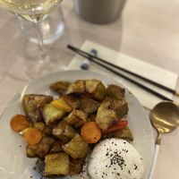 une aubergine à la sauce soja sucrée, comme vous n’en avez jamais mangé (accompagnée d’un délicieux Chablis réserve) at Namo Toyodoo in Besancon