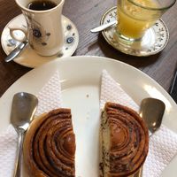 Cinnamon roll y café (promo) at Samadhi Veggie Food in Lima