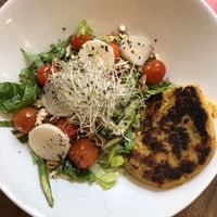 Ensalada con hamburguesa de garbanzos at Samadhi Veggie Food in Lima