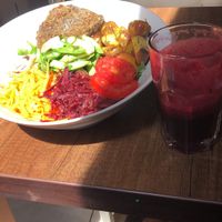 Chickpea/lentil salad plate & ‘red’ juice.  at Samadhi Veggie Food in Lima