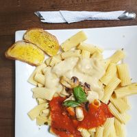 Rigatoni en salsa bechamel y napolitana at Samadhi Veggie Food in Lima