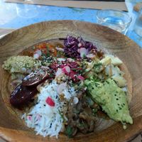 Vegan buddha bowl en premier plan et lasagne végétarienne au second plan at La Pile d'Assiettes in Saint-jean-de-luz