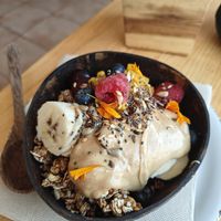 Açai bowl met extra pindakaas at Avocado Mallorca in Mallorca