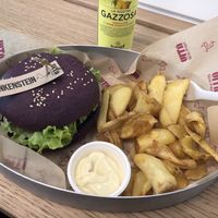 Frankenstein burger with chips at Vita Italian Burger in Milan