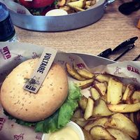 Burger Voltaire e Tolstoj at Vita Italian Burger in Milan