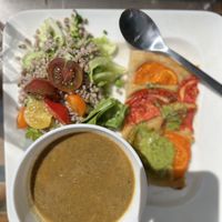 Soupe lentilles-coco-curry, focaccia tomates au pesto et salade sarrasin-crudités   at Harmonika in Dinan
