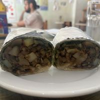 burrito Nelson de lentejas, champiñones, patata y pesto de espinacas  at O Burrito in Coimbra