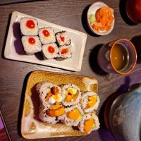 Hosomaki mit mariniertem Spargel und Uramaki mit Lachs, Avocado at Kansha in Munich