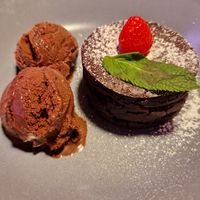 Gefüllter Schokokuchen mit Schokoeis at Kansha in Munich