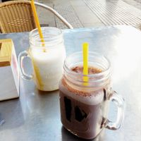Vanilla oat milkshake and chocolate soy milikshake at Top Coffee Shop in Cadiz