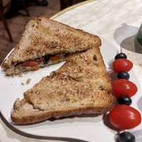 Tartine méditerranéenne olive/tomates/raisins   at Keck's Cafe Nature Shop in Vichy