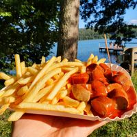 Vegane Currywurst mit Pommes at Strandbad Pilsensee in Seefeld