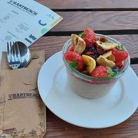 Really good vegan overnight oats at Hart Beach Quiksilver Surfschool in The Hague
