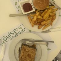 Musakka und Burger  at Pulse in Crete