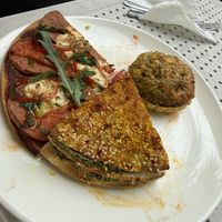 Man kann durch die Größe der Portionen einiges an Köstlichkeiten probieren - unser Favorit war die Pizza.  at Paradise Food in Budva