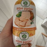 Man kann sogar eine selbstgemachte vegane Wurst kaufen.  at Paradise Food in Budva