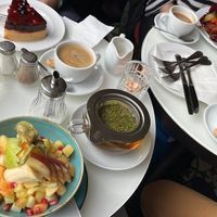 Veganes Frühstück, Veganer Kuchen und Obstsalat   at Cafe Anna Blume in Berlin