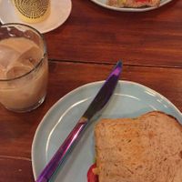 Te chai con leche y hielo y sandwhich de queso vegano, tomate y aguacate at La Tienda de Los Unicornios in Granada