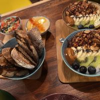 A si bowl with guac and humus dip starters   at La Tienda de Los Unicornios in Granada