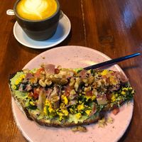 Tostada de aguacate, bacon, nueces… y golden latte  at La Tienda de Los Unicornios in Granada
