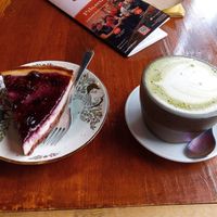Mi merienda favorita es un matcha latte y una porción de cheesecake. at La Tienda de Los Unicornios in Granada