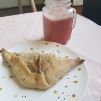 Empanada pino seitan y jugo frutilla - melón at Veg & Bake in Santiago