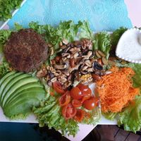 Lentils burger with complete avocado, nuts, olives, cherry tomatoes and carrot at Veg & Bake in Santiago