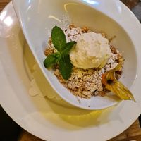 Veganes Zwetschgen Crumble mit veganen Vanilleeis at Restaurantcafe in der ALTEn MÜHLE  in Bad Vilbel