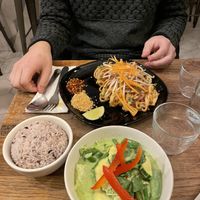 Curry verde e pad thai   at Kapunka Vegan in Paris