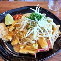 Pad thai with satay sauce at Kapunka Vegan in Paris