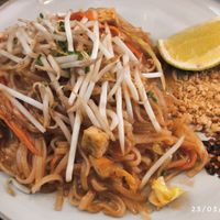 Pad thai at Kapunka Vegan in Paris