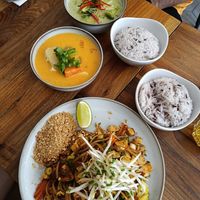Pad thai, green curry and Massaman curry at Kapunka Vegan in Paris