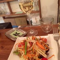 Papaya salad & white wine at Kapunka Vegan in Paris