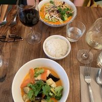 En haut: Mikati, curry rouge. En bas: Panang.  at Kapunka Vegan in Paris