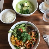 green curry and poke bowl at Kapunka Vegan in Paris