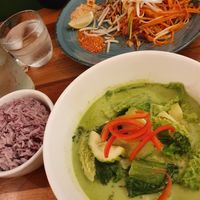 Green curry and Pad Thai (raw) at Kapunka Vegan in Paris