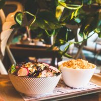 Mac n Cheeze and Steak Salad (100% Vegan) at Honeymoon in East London