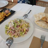 Ensalada Cesar, patatas fritas con salsa rosa y pan de pita at Giusto Restaurante Vegano in Torrevieja