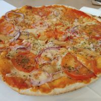 Pizza margarita con cebolla y heura at Giusto Restaurante Vegano in Torrevieja