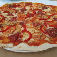 Pizza con pepperoni y pimiento rojo at Giusto Restaurante Vegano in Torrevieja