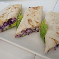 Tortillas de espelta rellenas de verduras y salsa de anacardos. at Giusto Restaurante Vegano in Torrevieja