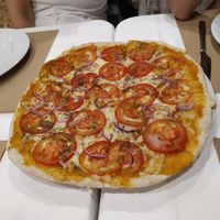 Pizza Margarita + extra de cebolla (1€) at Giusto Restaurante Vegano in Torrevieja