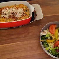 Überbackene Käsespätzle mit leckerem, frischen Salat und frisch gemahlenem Parmesan (aus der Mühle) at Bracks Nudelhaus UG in Winterberg