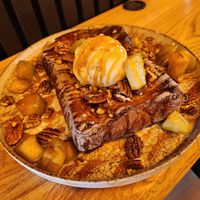 Game-changing apple, cinnamon and pecan French toast 😋 at Hampton & Vouis in Manchester