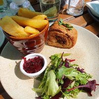 Squashsage & Mushroom Roll

Starter with a side of chips at The Mermaid in Wolverhampton