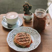 Herr Grüner Sande, Coco Smoothie und Cappuccino  at vevi Café - vegan specialities in Cologne