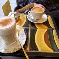 Veganer Chai Latte und Kaffee Crema at vevi Café - vegan specialities in Cologne