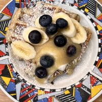 Waffel mit Apfelmus, Blaubeeren & Banane 👍🏻  at vevi Café - vegan specialities in Cologne